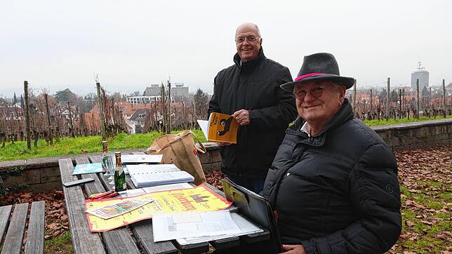 Kurtle Köberlin (l.) und Uli Blum an der Picknick-Bank an der Friedrichshöhe. Hier schwelgen sie in Erinnerungen an die großen ...