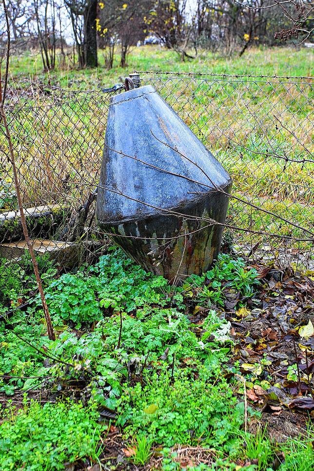 Im Garten des Hauses liegt die Boje, an der das Fischerboot des Messmers einst im Egger Hafen festgemacht wurde.