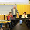 In der jüngsten Sitzung des Hauptausschusses gab Bürgermeister Rainer Stolz (Mitte) Ursula Vaterlaus, Anja Selke, Melanie Zimmermann und ...