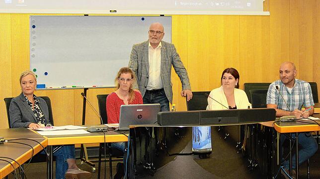 In der jüngsten Sitzung des Hauptausschusses gab Bürgermeister Rainer Stolz (Mitte) Ursula Vaterlaus, Anja Selke, Melanie Zimmermann und ...