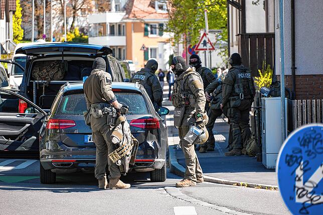 Polizeieinsatz in Konstanz-Fürstenberg: Spezialkräfte nehmen einen Mann fest, der mit dem Einsatz einer Schusswaffe gedroht haben soll.