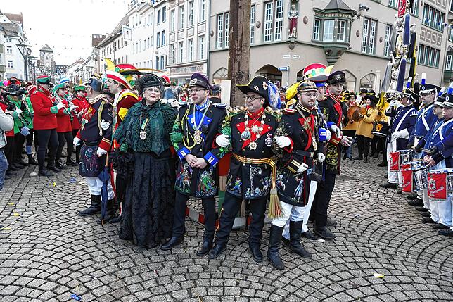 Schunkeln und laut mitsingen, Rücken an Rücken, rund um den Narrenbaum, was kann es schöneres geben.