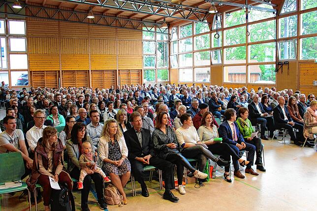 Voll besetzt ist die Bundschuhhalle am Montagabend. In der ersten Reihe sitzen links neben Bürgermeisterin Alexandra Kipp (Dritte von ...