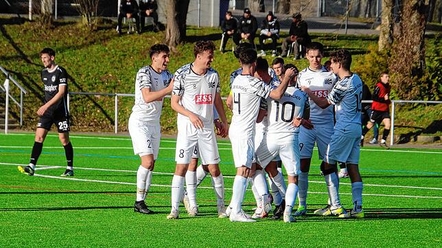 Da kommt Freude auf! Die Spieler der Villinger U 21 bejubeln das 2:0 im Verbandsliga-Spitzenduell gegen Teningen. Am Ende siegten die ...