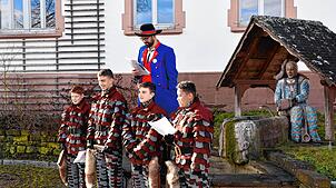 Der zweite Zunftmeister Jens Serowy mit den vier neuen Brunnenschrecks vor dem Narrenbrunnen in Schabenhausen. Bild: Gerd Jerger