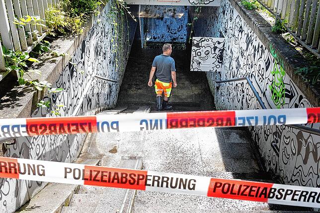 Alexander Hirling von der Abteilung Stadtreinigung bei den Technischen Betrieben schaut in den Technikschrank im überfluteten ...