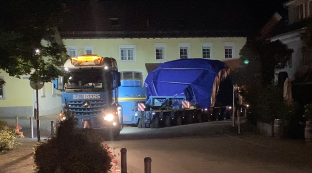 300 Tonnen schieben sich durch die Öflinger Schwanenkurve.