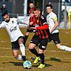 Rettet den Punkt: Kapitän Jeremy Stangl (vorn) war angeschlagen, traf aber für den FSV Rheinfelden im Hochrhein-Derby gegen den FC ...