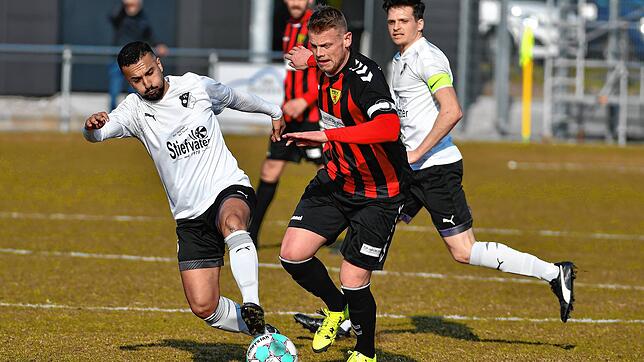Rettet den Punkt: Kapitän Jeremy Stangl (vorn) war angeschlagen, traf aber für den FSV Rheinfelden im Hochrhein-Derby gegen den FC ...