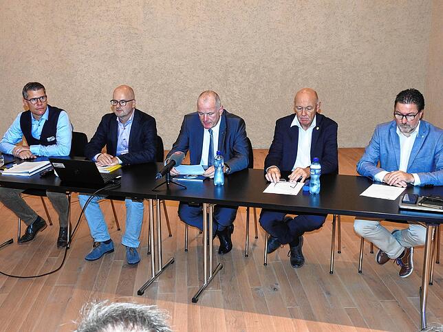 In Würenlingen herrschte unter den verschiedenen Behördenvertretern große Einmütigkeit (v.l.) Philipp Senn (Nagra), Stefan Jordi ...