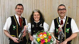 Jochen Bernauer (von links), Regina Fromm und Uli Böhler wurden zu Ehrenmitgliedern ernannt. Bild: Cornelia Liebwein