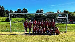 Das Team Kleinstadt Großstadelhofen gewinnt den Siegerpokal beim Dörferturnier in Aftholderberg.