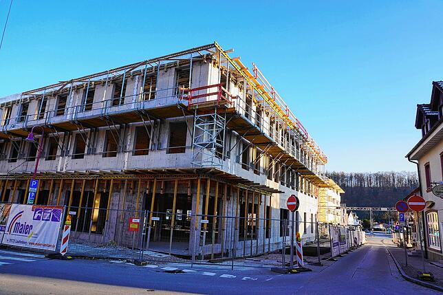 Im Plan: Der Neubau der Volksbank Hochrhein in Tiengen ist beim zweiten Obergeschoss angelangt. Bild: Roland Gerard