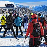 Skifahrer mit Mund-Nasen-Schutz warten am 24. Januar an einem Skilift in Anzere (Kanton Wallis). In der Schweiz haben Pisten und Lifts ...