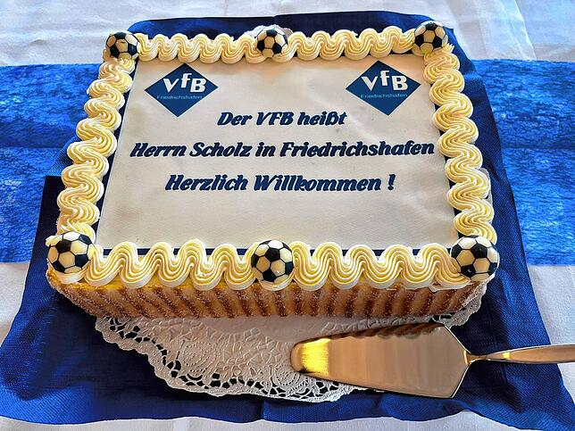 Eine Torte für den Kanzler.