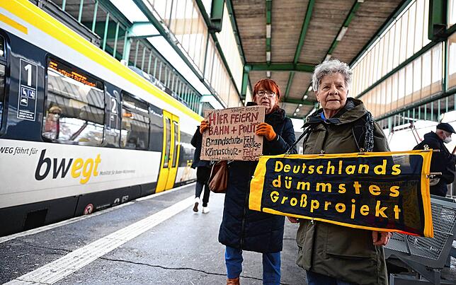 Protest in Stuttgart: Gegnerinnen des milliardenschweren Bahnprojekts Stuttgart 21 stehen vor der Eröffnung der Neubaustrecke.