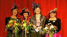 Beate Braun (Zweite von rechts) beglückwünschte Angelika Morath-Müller, Marga Lenski und Monika Hölzl zu ihrem 30. Jubiläum beim ...