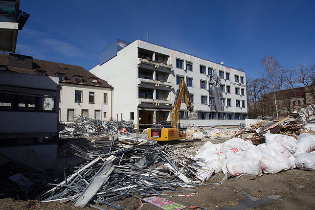 Bild 2: Chronologie eines Abrisses: Wir haben den Rückbau des Vincentius-Krankenhauses in Bildern und Videos begleitet