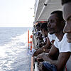 Charles Asamoah (Zweiter von rechts) aus Ghana blickt im Juni 2017 an Deck des Rettungsschiffs &bdquo;Aquarius&ldquo; auf das Mittelmeer.