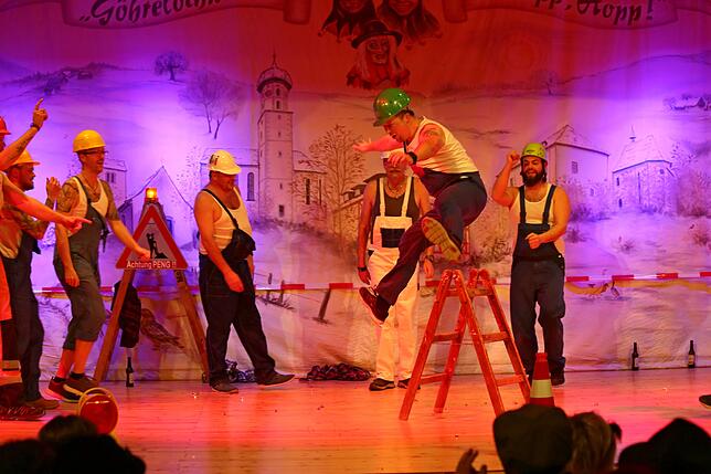 Das Männerballett zeigte wieder sein Können. Hier überspringt Zunftmeister Lamm ein Hindernis.