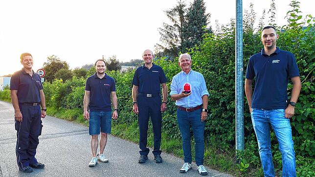 Nahmen die Warnanlage in Betrieb (v.l.) Alexander Zimmermann, Michel Schwarzentruber und Hansjörg Schöneich von der Feuerwehr, Harry ...