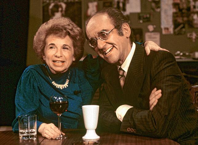 Talkmaster Alfred Biolek (†) sitzt 1983 neben der amerikanischen Psychologin und Sexualtherapeutin Ruth Westheimer in der ersten Sendung ...
