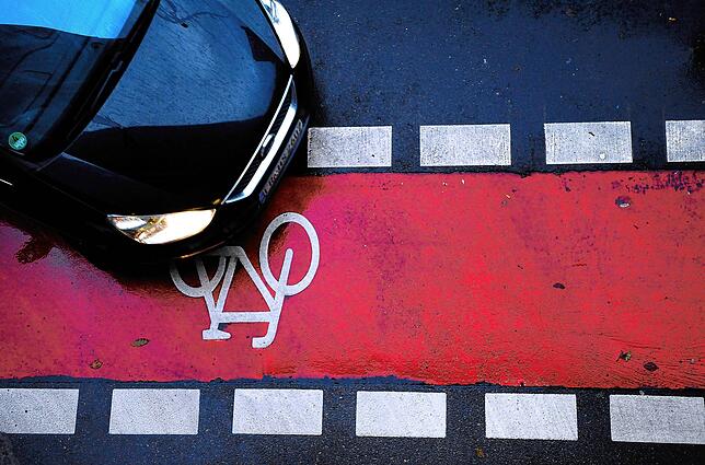 Auch Autos missachten manchmal die Regeln und gefährden Radfahrer.