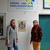 Martina Bender (links) und Dorothea Joos-Räuber (rechts) vor dem Eingang des Werner-Messmer-Kindergartens. Auf dem Monitor hinter dem ...