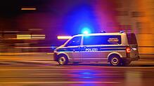 Symbolfoto: Ein Polizeiwagen mit Blaulicht bei Nacht.