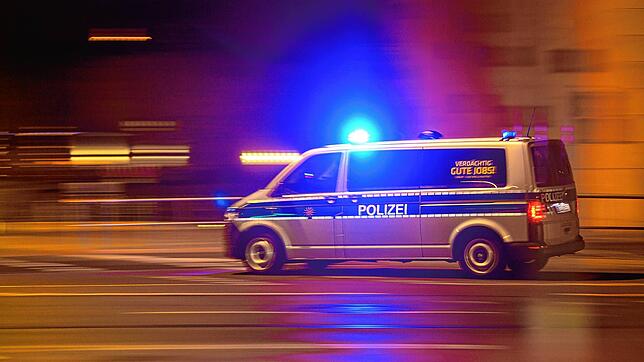Symbolfoto: Ein Polizeiwagen mit Blaulicht bei Nacht.