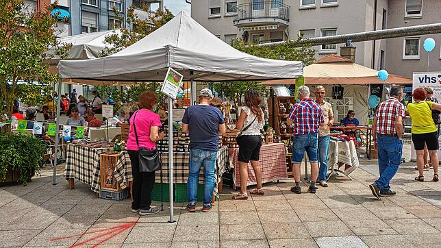 Entspannt: Besucher aus Wehr und von außerhalb nutzten am Sonntag den Naturparkmarkt in der Innenstadt für einen Ausflug und einen ...