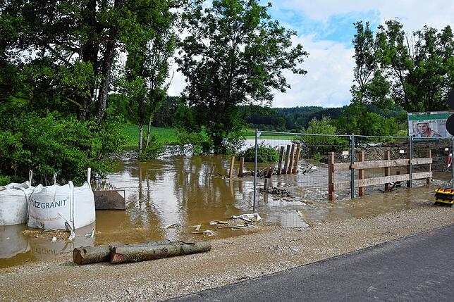 Bild 22: Land unter, Straße unter: Bilder von der überfluteten Brücken-Baustelle auf der L194 beim Freibad