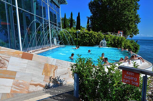Das Außenbecken der Therme Meersburg am Tag der Wiedereröffnung der Badewelt nach knapp eineinhalb Jahren Corona-Pause.