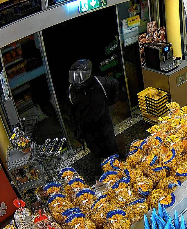 Bild 2: Bewaffneter Mann überfällt Lebensmittelgeschäft! Wer hat ihn gesehen?