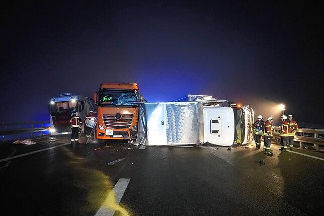 Ein Laster liegt auf der A81 am frühen Montagmorgen quer.