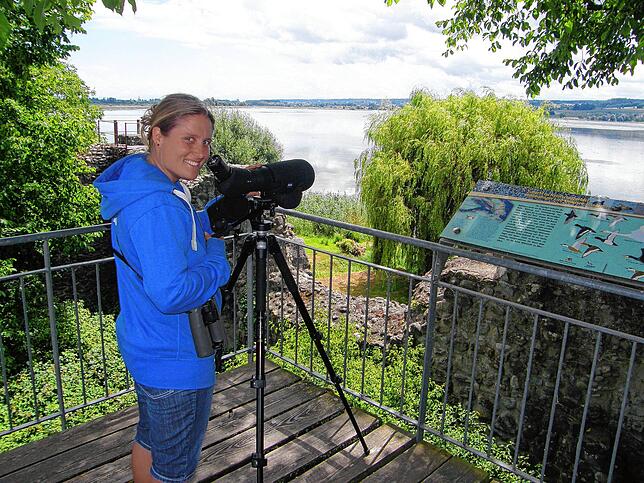 Lisa Maier bei der Vogelbeobachtung im vergangenen Sommer. Sie arbeitet beim Naturschutzbund Bodenseezentrum.