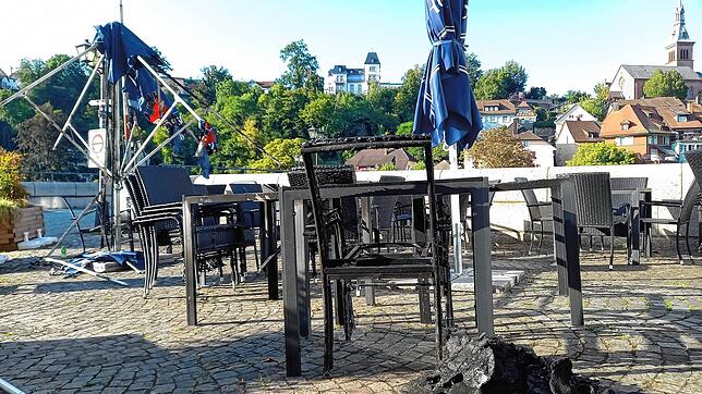 Verkohlte Terrassenmöbel stehen am 16. August auf dem Laufenplatz im Schweizer Laufenburg. Unbekannte haben sie frühmorgens in der nahen ...
