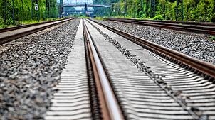 Gleise der Deutschen Bahn verlaufen im Düsseldorfer Norden. Nach dem Brandanschlag auf die Bahnstrecke Düsseldorf-Duisburg ist die ...