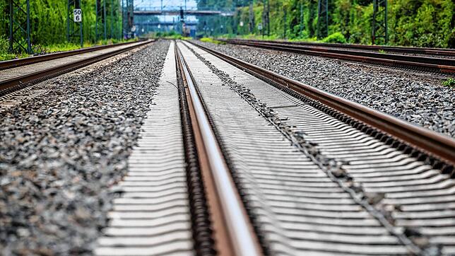 Gleise der Deutschen Bahn verlaufen im Düsseldorfer Norden. Nach dem Brandanschlag auf die Bahnstrecke Düsseldorf-Duisburg ist die ...