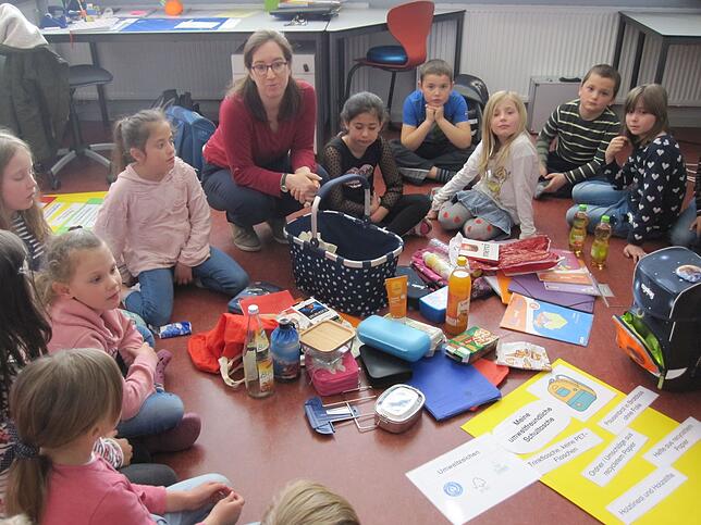 Gespräche verdeutlichen die Problematik: Plastikmüll nervt die Kinder an der Hüfinger Grundschule.
