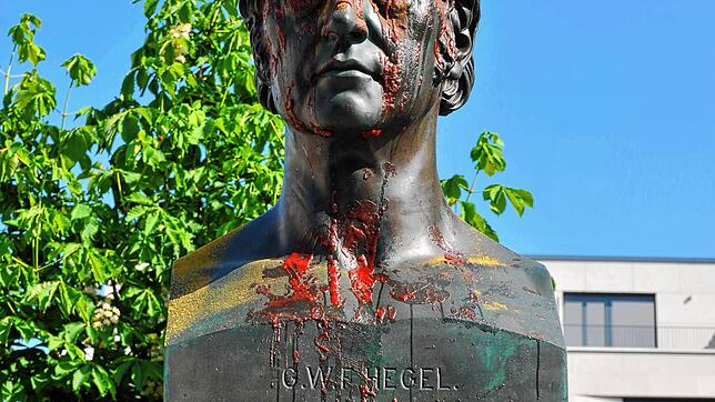 Ein Hegel-Denkmal in Berlin-Mitte. Einige würden Denkmäler europäischer Geistesgrößen wie dieses gerne aus dem öffentlichen Raum ...