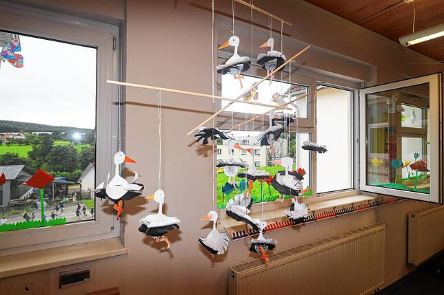 Dieses Mobile hat die Kombiklasse 1 und 2 in der Grundschule Mühlhofen gebastelt. Auch diese Schülerinnen und Schüler dürfen auf den ...