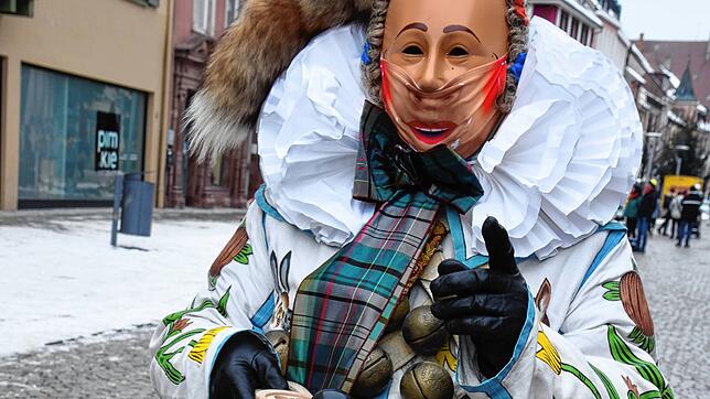 Strählen mit Doppelmaske wie hier im Jahr 2021 in Villingen: Solche Szenen werden sich am 28. Februar, dem Fastnachtsmontag, wohl in ...