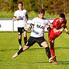 Der Geisinger Marc Dietrich kommt zu spät gegen den Königsfelder Patrick Lauble (rechts). Geburtstagskind Lauble erzielte das 2:1 für ...