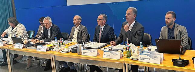 Klinik-Geschäftsführer Matthias Geiser (dritter von links) stellt die Bilanz vor und bekommt viel Lob im Kreistag.