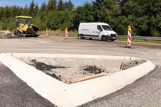 Die Zufahrt aus dem Gewerbegebiet an die Landesstraße 180 wird derzeit hergestellt. Die Asphaltierung ist im Wesentlichen abgeschlossen.