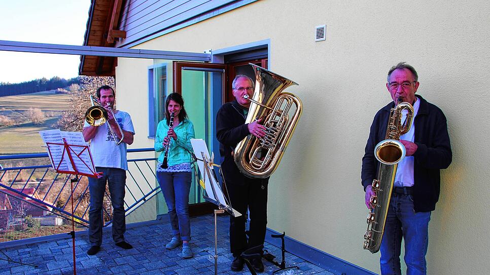 Sie spielen mit Freude auf dem Balkon im hoch gelegenen Engener Stadtteil Stetten auf: (Von links) Christoph Hogg, Vanessa Mang, ...