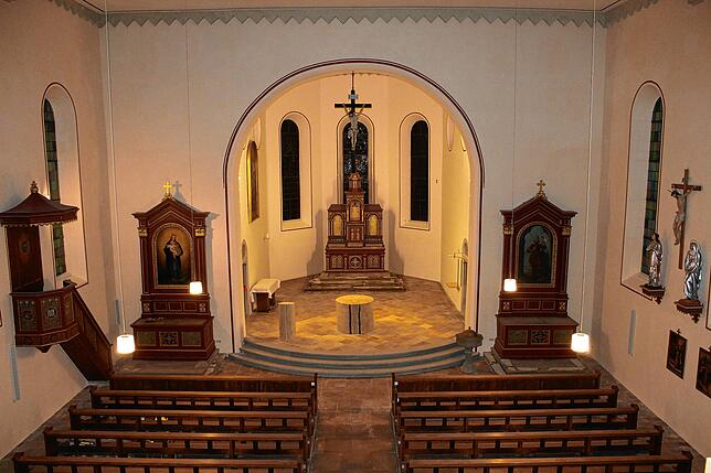 Die Kirche von der Empore aus gesehen. Im Hintergrund sieht man den neugestalteten Altarraum mit neuem Altar und bogenförmiger ...
