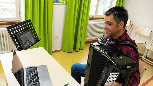 Kai Armbruster gibt am Akkordeon Fernunterricht in der Musikschule: eine Unterrichtsform, die vor mehr als einem Jahr Einzug gehalten hat.