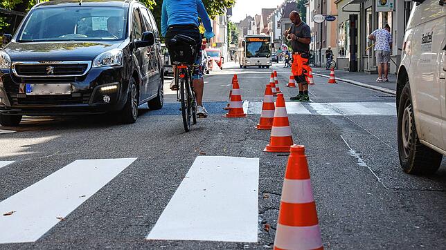 Die Straßenverkehrsbehörde hält einen Überweg, der nicht direkt aus dem Hauptportal der Teggingerschule führt, für ungefährlicher.